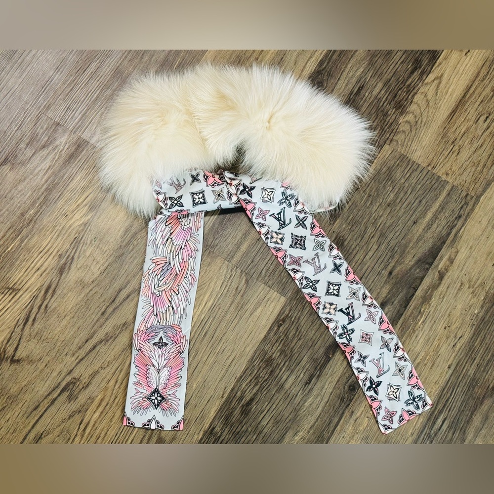 Louis Vuitton LV logo fox fur collar/scarf